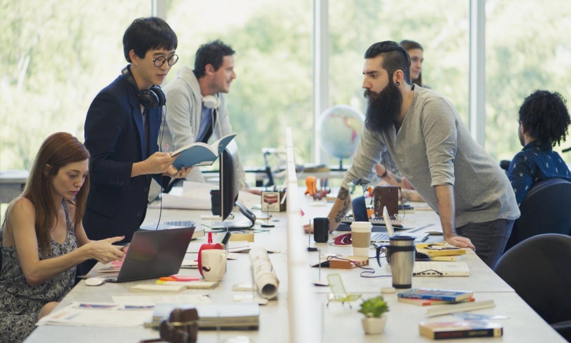 フィールドワークで地域を調査する受講生の様子